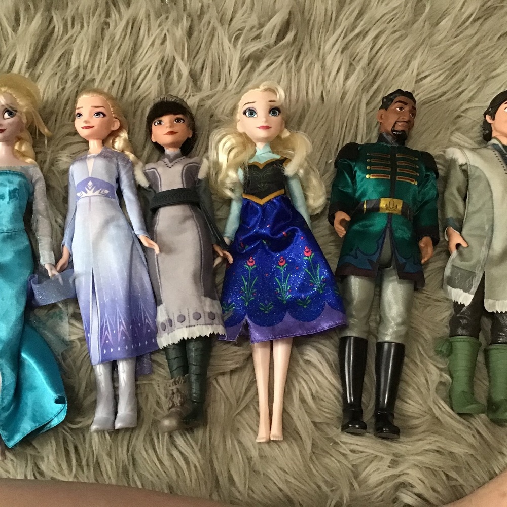 Lot Of Frozen Dolls!!